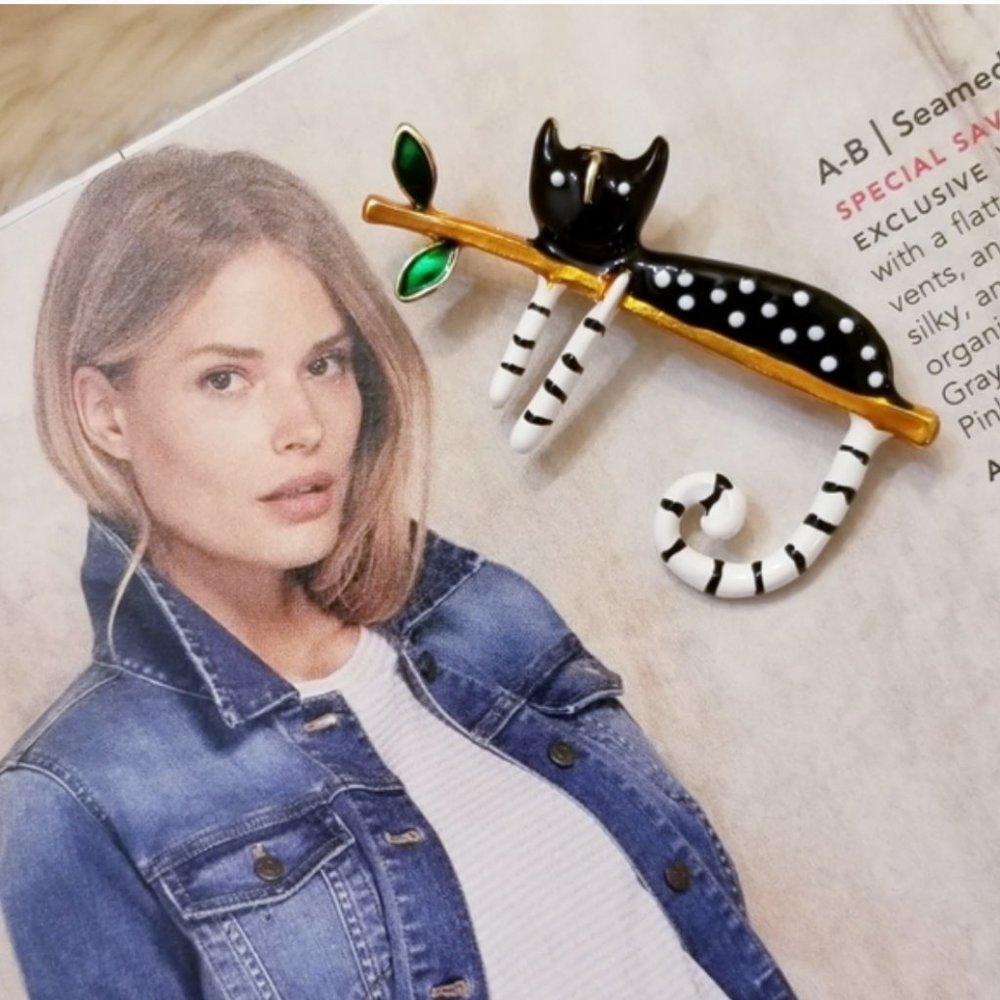 18K Gold Lazy Cat Brooch - Picture 5 of 16